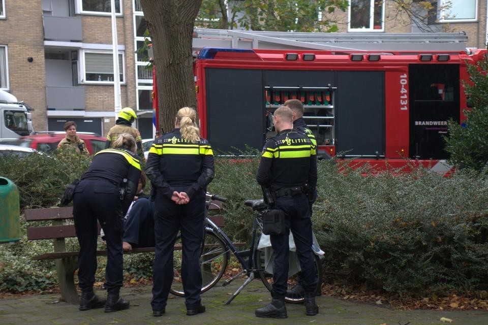 2 november 2021: agenten praten met de vrouw die haar woning in brand zou hebben gestoken.