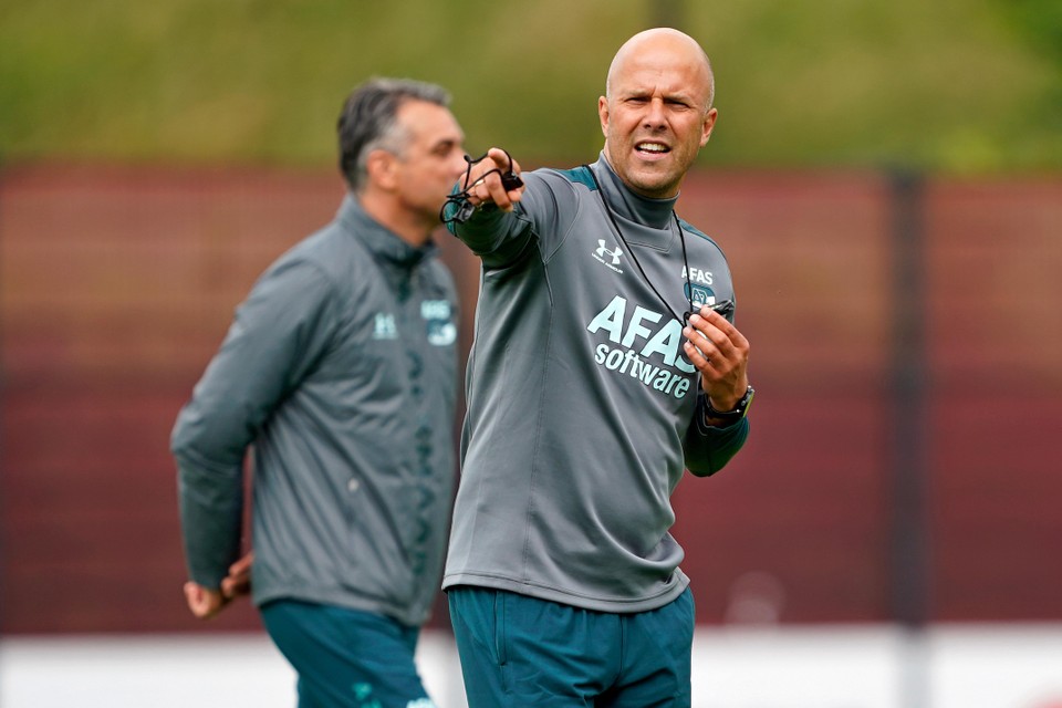 Arne Slot gebaart tijdens zijn eerste training als hoofdtrainer van AZ. Achter hem staat Marino Pusic, de nieuwe assistent-trainer.
