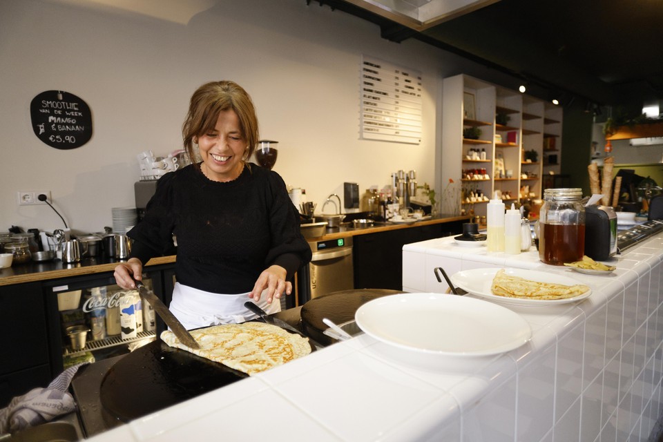 Kok Saida Ghoulabzouri bakt crepes volgens Frans recept.
