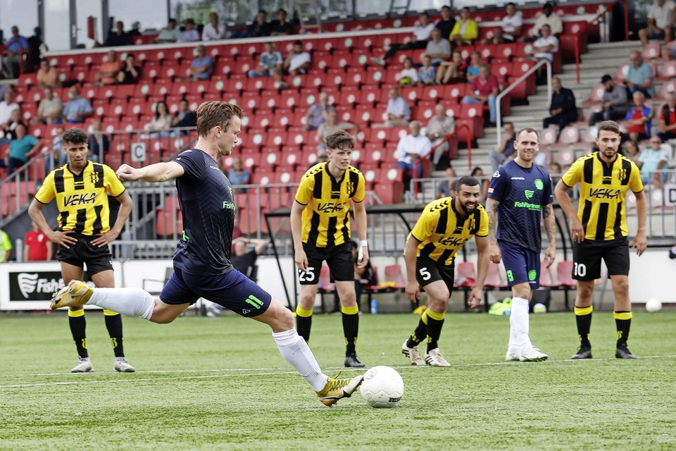Pieter Langedijk scoorde op slag van rust vanaf de stip de gelijkmaker en maakte na rust ook nog de winnende.