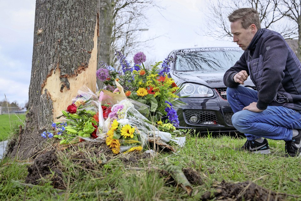 Vince van Aalstede bij het bloemenmonument voor de verongelukte Erik Klomp. Samen met andere autofanaten wil hij komende week een Memorial/Ride Out houden voor hun omgekomen vriend.