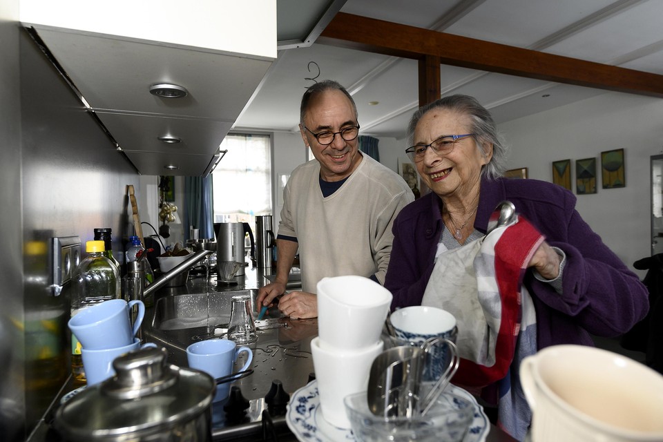 André de Vries met zijn moeder, Lucie Pot, toen ze nog allebei in haar huis in Wormer woonden.