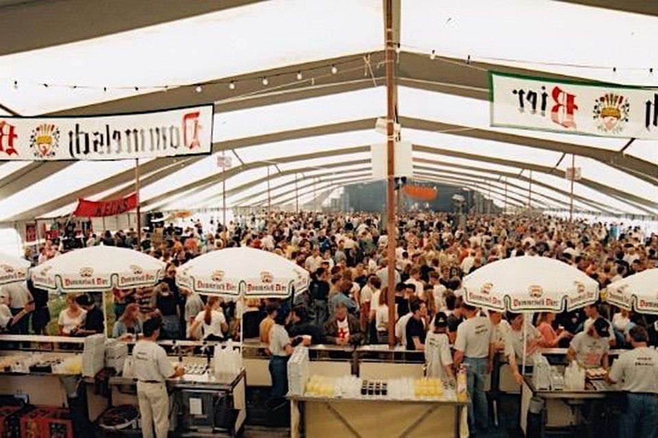 De feesttent van Ypestock in de jaren negentig.