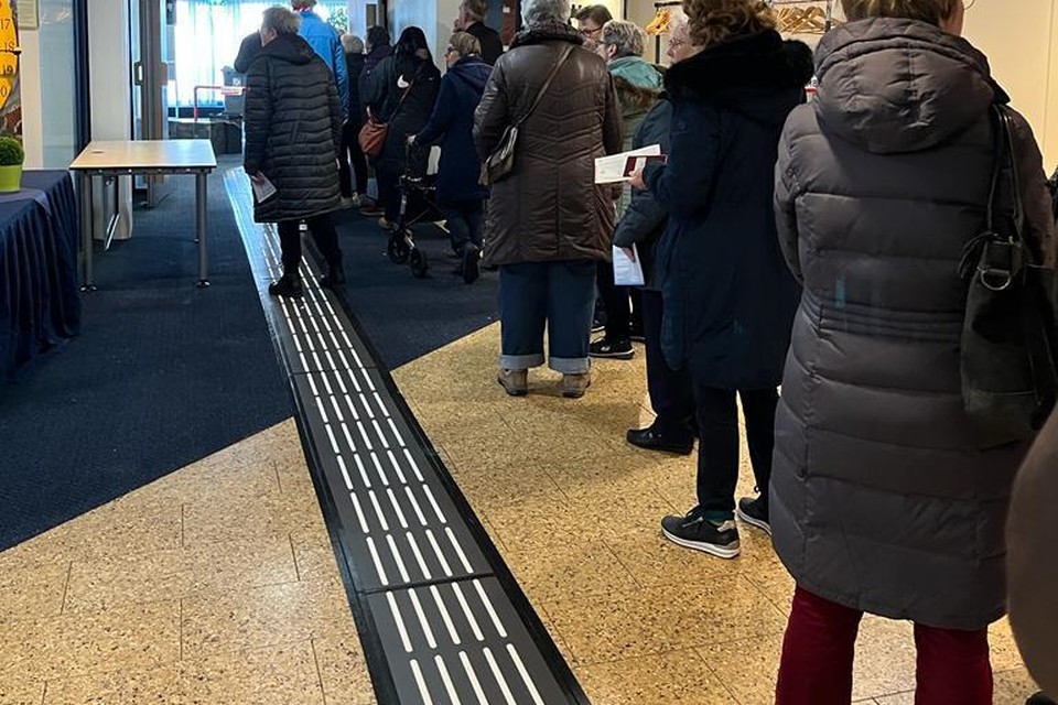 Een lange rij voor het stembureau in het stadhuis van Hoorn.