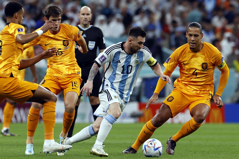 Virgil Van Dijk in actie tegen Lionel Messi.