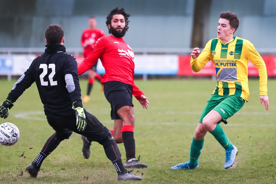 Thijn Ursem schiet de bal langs keeper Alexander Guerra en brengt FC Uitgeest op een 3-0 voorsprong.