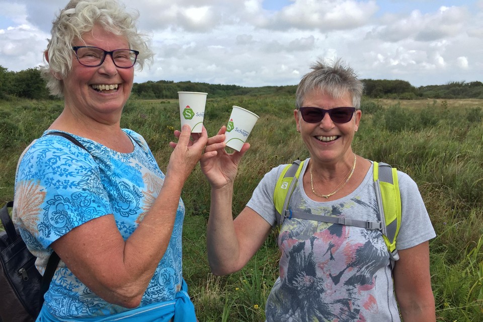 De zussen Clazine de Ronde (links) uit Callantsoog en Marianne Jager uit Middenmeer genieten in natuurgebied Zwanenwater van Schager koffie en thee.