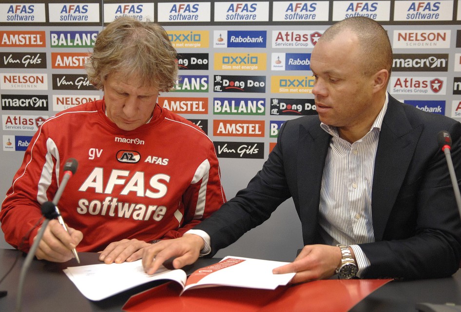 Earnest Stewart met Gertjan Verbeek, bij de contractverlenging van de trainer.