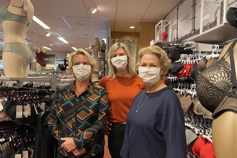 Medewerkers van lingeriewinkel K. Bot & Zn. dragen allemaal een mondkapje.