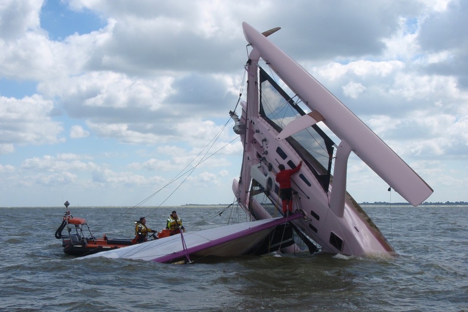 Omgeslagen trimaran op het IJsselmeer