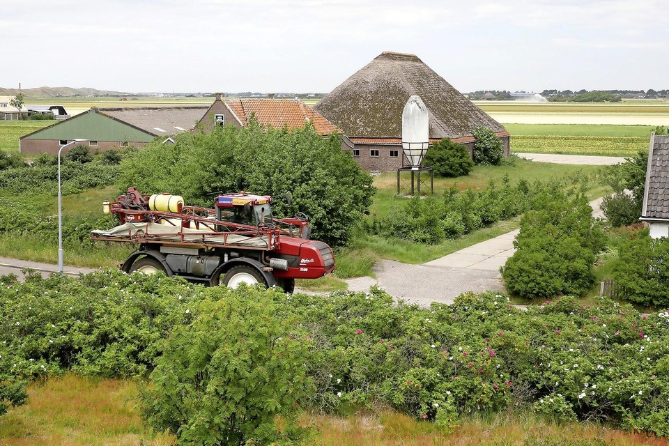 De leegstaande boerderij met stal aan de Helmweg in Grote Keeten. Een plan voor een hotel op deze plek verdeelt het dorp.