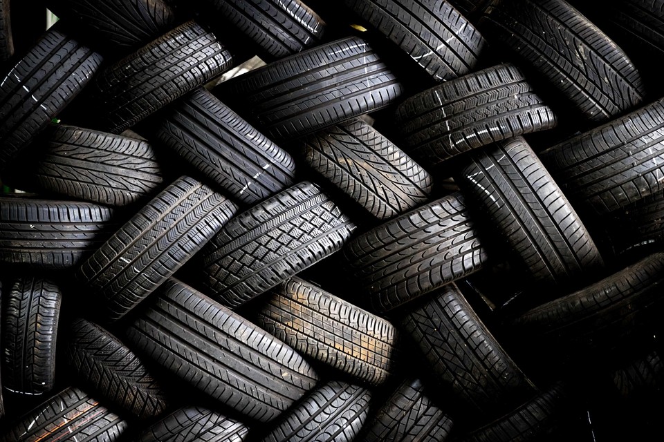 Autobanden worden verwerkt tot rubberkorrels die op kunstgrasvelden worden gebruikt.
