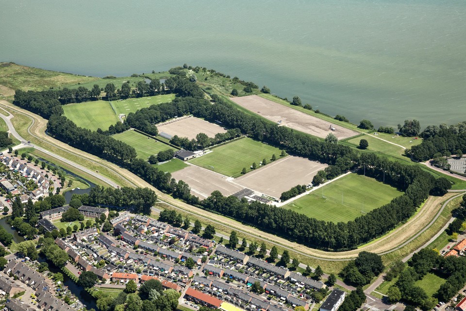 Luchtopname van het sportpark Immerhorn aan het IJsselmeer in Enkhuizen, waar de vier sportclubs zitten.