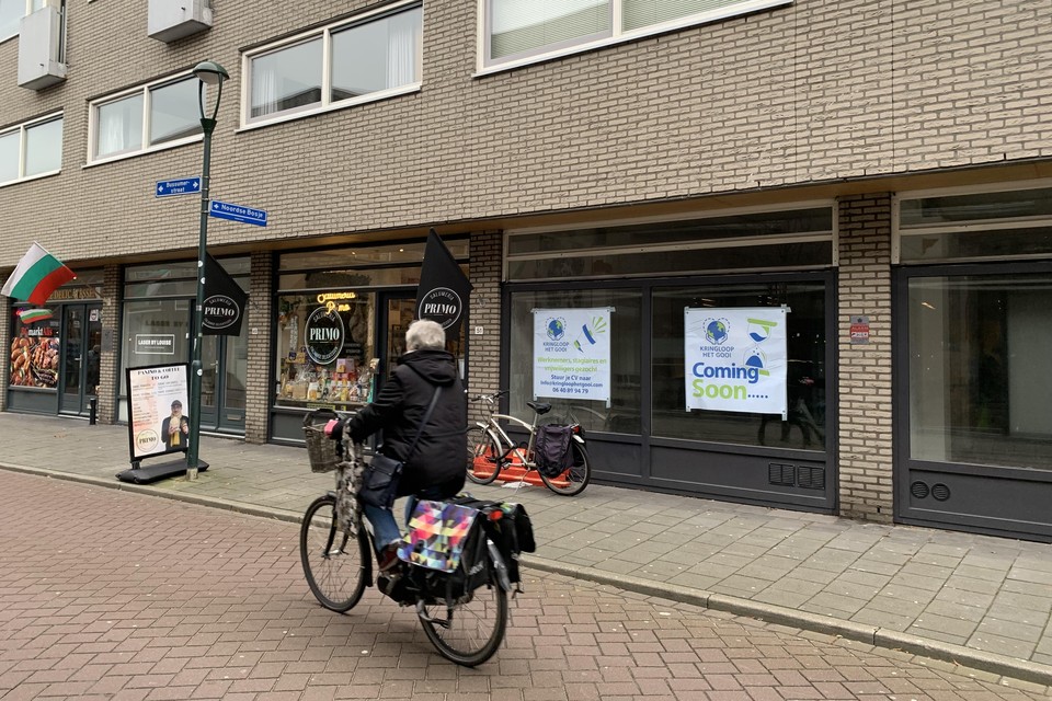 In de Bussumerstraat in Hilversum opent ’Amerikaan’ en antiekfan Joe Benjelloun een kringloopwinkel.