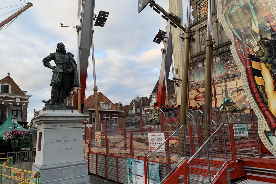 Het standbeeld van J.P. Coen staat nu ingebouwd tussen kermisattracties.