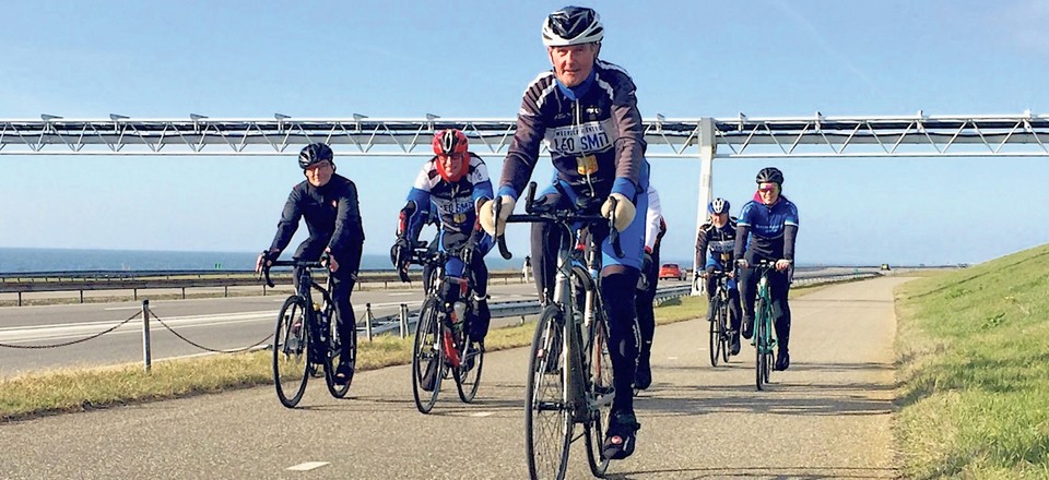 Dirk de Vries rijdt begin 2019 met een paar fietsmaten over het pad langs de Afsluitdijk. Fietsen over de dijk is er tot 2025 niet meer bij.