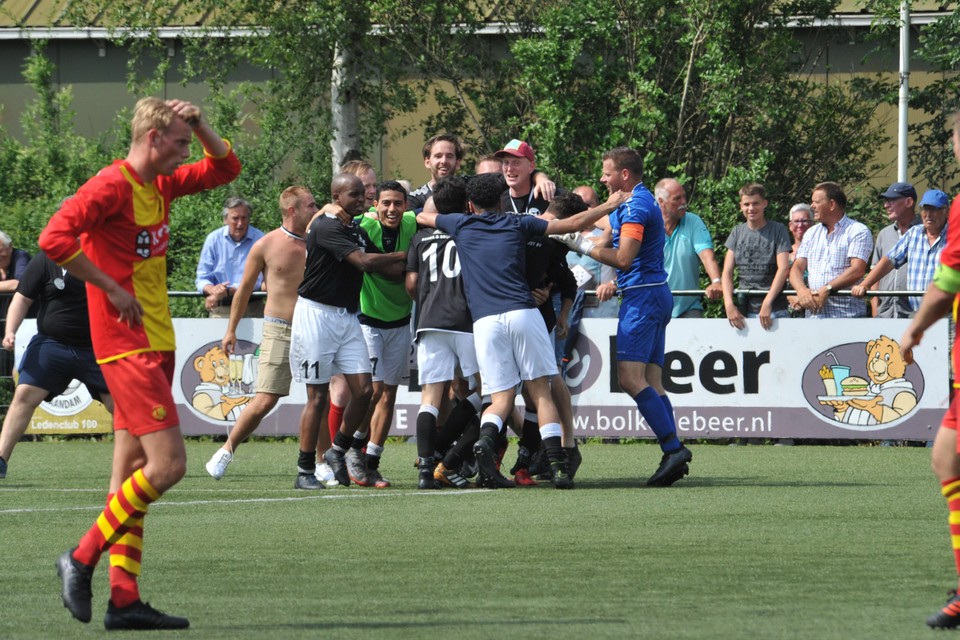 Vorige week zondag: Zaanlandia viert feest, want het is kampioen. HSV baalt van de gemiste titel, maar gaat wel de nacompetitie in.