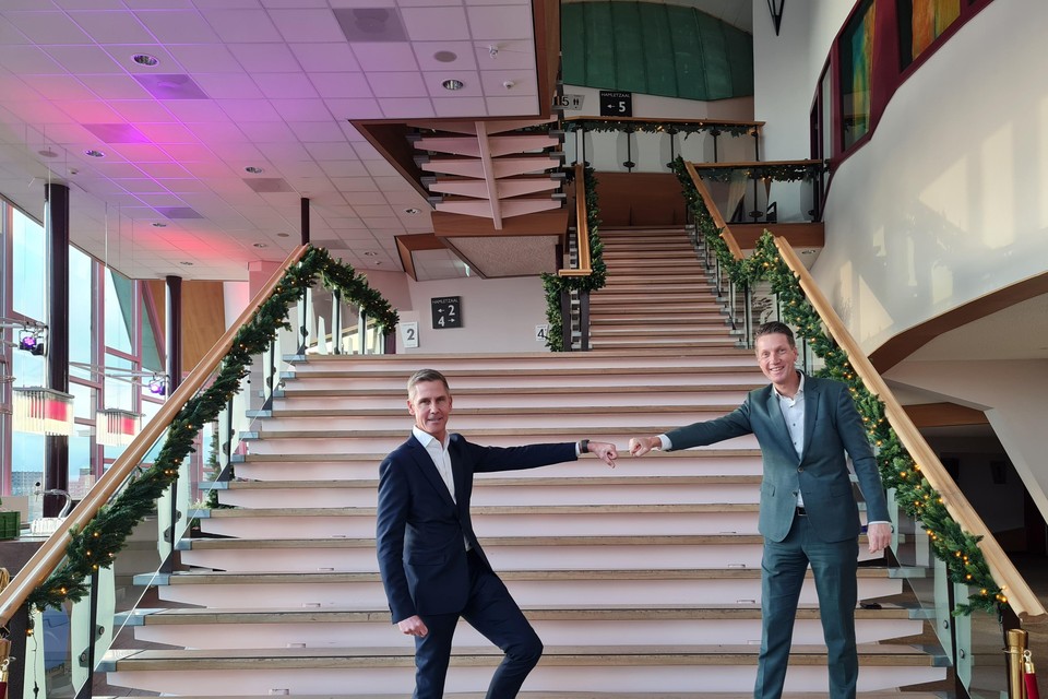 Roel Vente (links) en Ronald Bleeker op de versierde trap in Het Park.