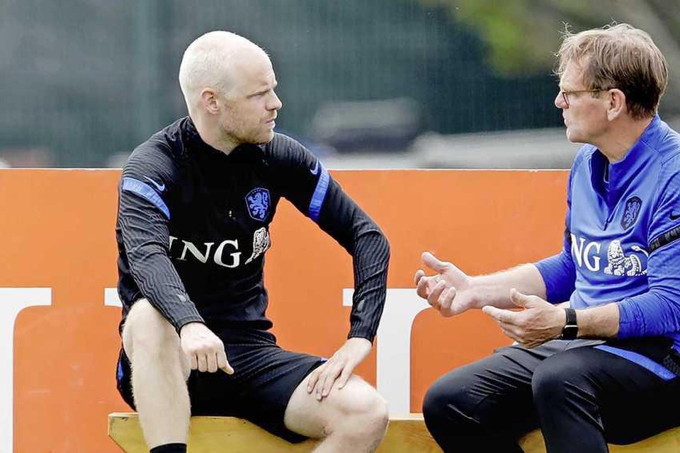Dwight Lodeweges in gesprek met Davy Klaassen in zijn periode als assistent-bondscoach bij Oranje.