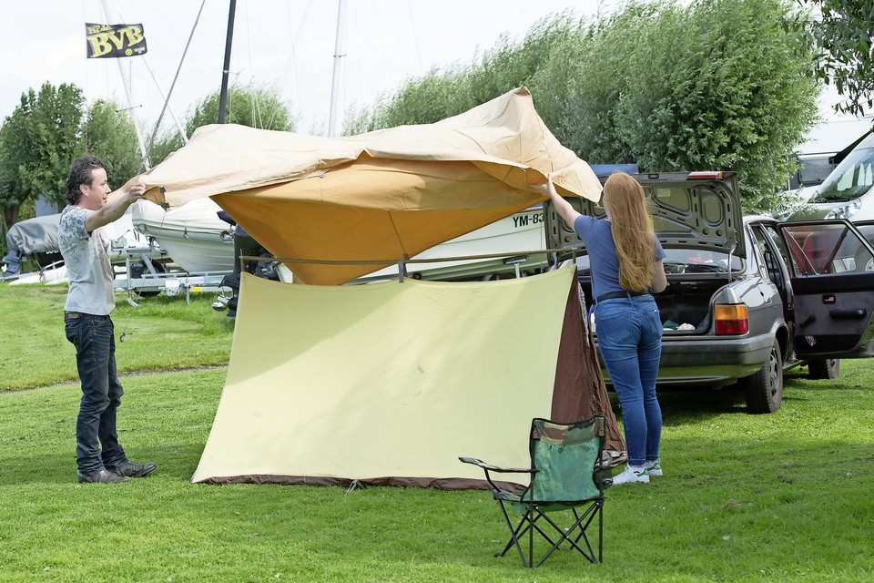 Ondanks het soms matige weer, hebben campings het deze zomer druk. Zo ook camping Strandbad Edam, waar deze vader en dochter uit Coevorden hun tent opzetten.