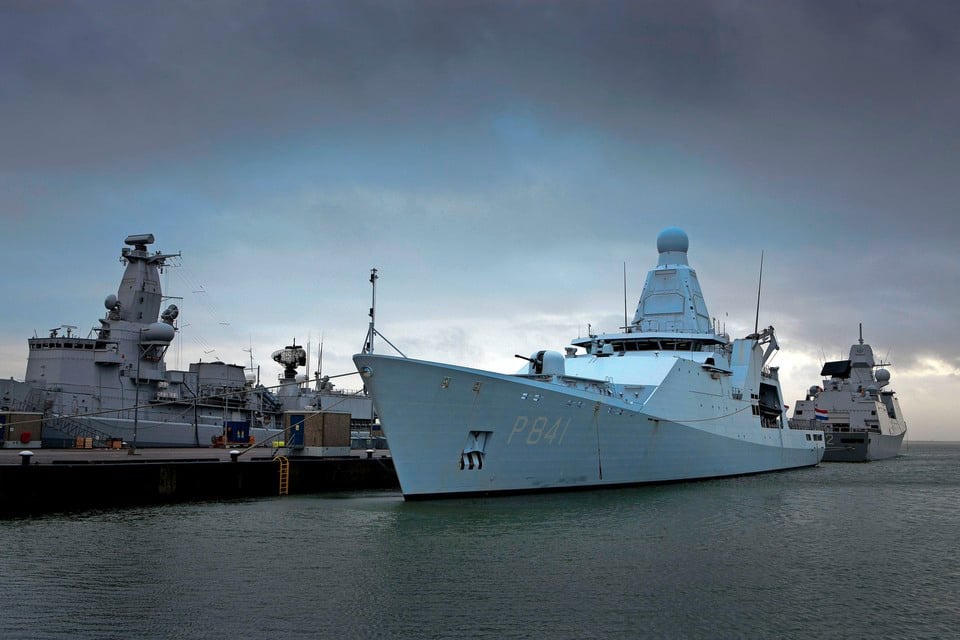 Het patrouilleschip Zr.Ms. Zeeland van de Koninklijke Marine. Het geldtekort zal de komende jaren blijven oplopen, blijkt uit een interne nota.
