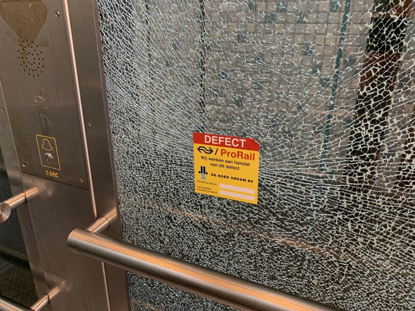 In de lift aan de achterzijde is een raam gebroken, maar de lift blijkt toch te werken.
