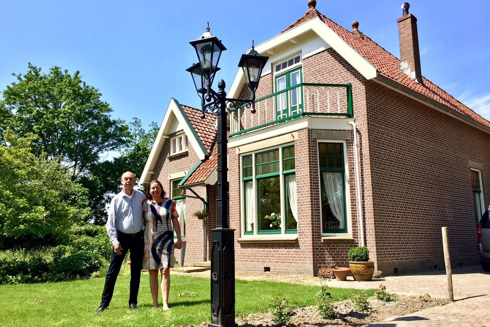 Harry de Ruiter en Anja Karsten voor hun woning aan de Groenvelsdijk.