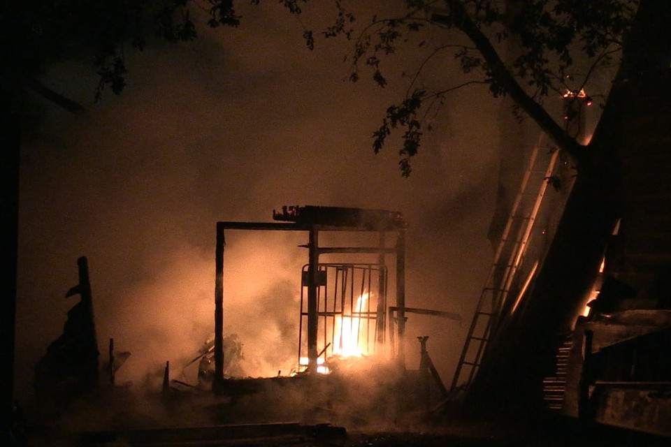 Schuur, carport en auto in brand aan Kanaalweg in Heiloo. Foto DNP.nu