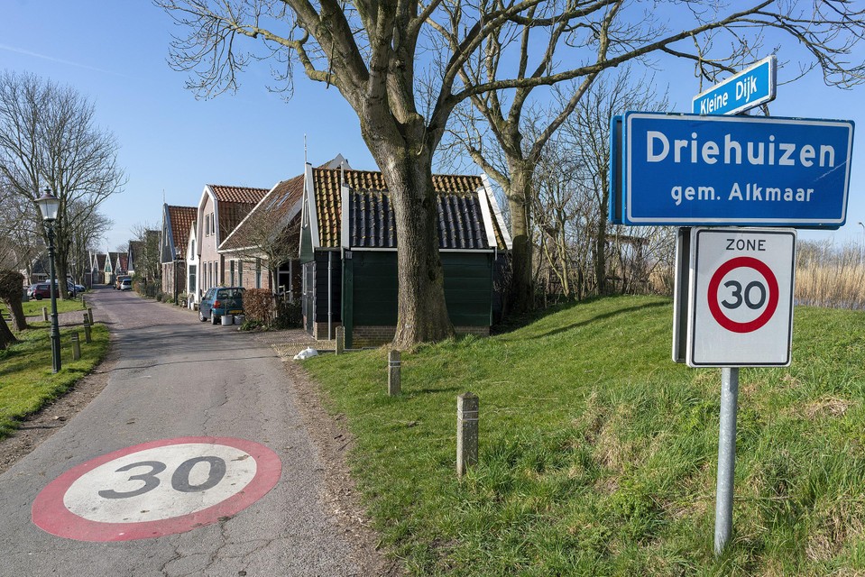 Zwaar verkeer moet zich door de smalle dorpskern van Driehuizen persen. Dat geeft veel overlast