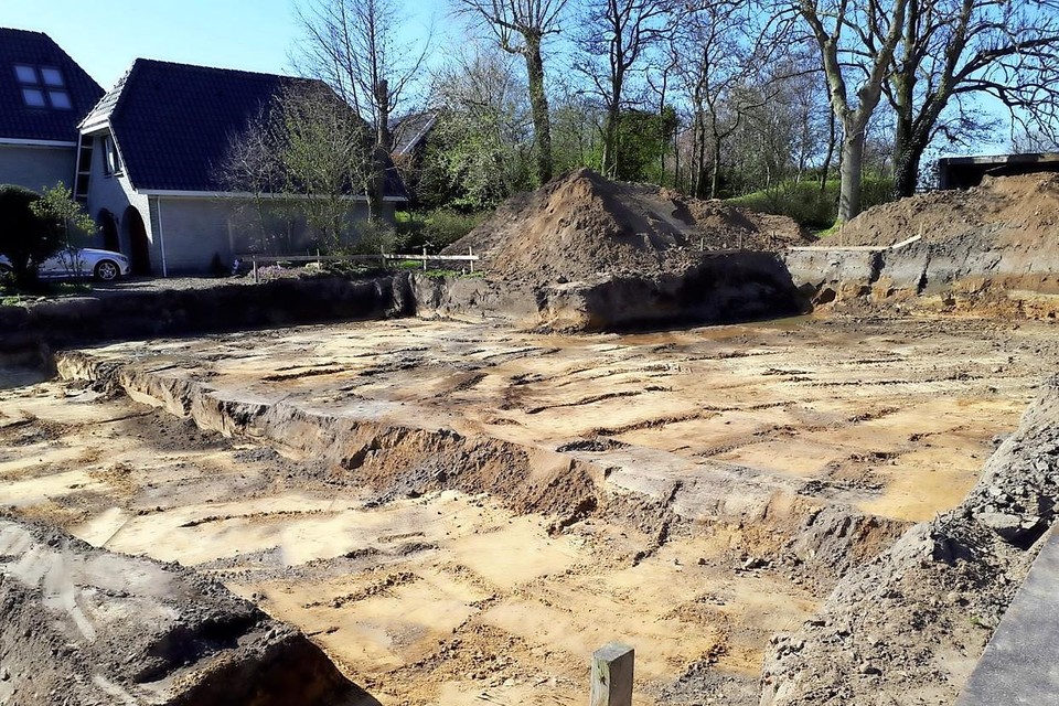 De uitgegraven plek voor een nieuw woonhuis in Westerland zoals verontruste archeologen die aantroffen.