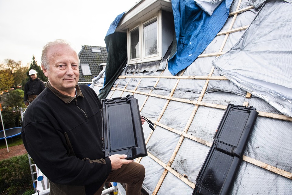 Pieter Reijnders laat alle oude dakpannen vervangen voor zonneceldakpannen.