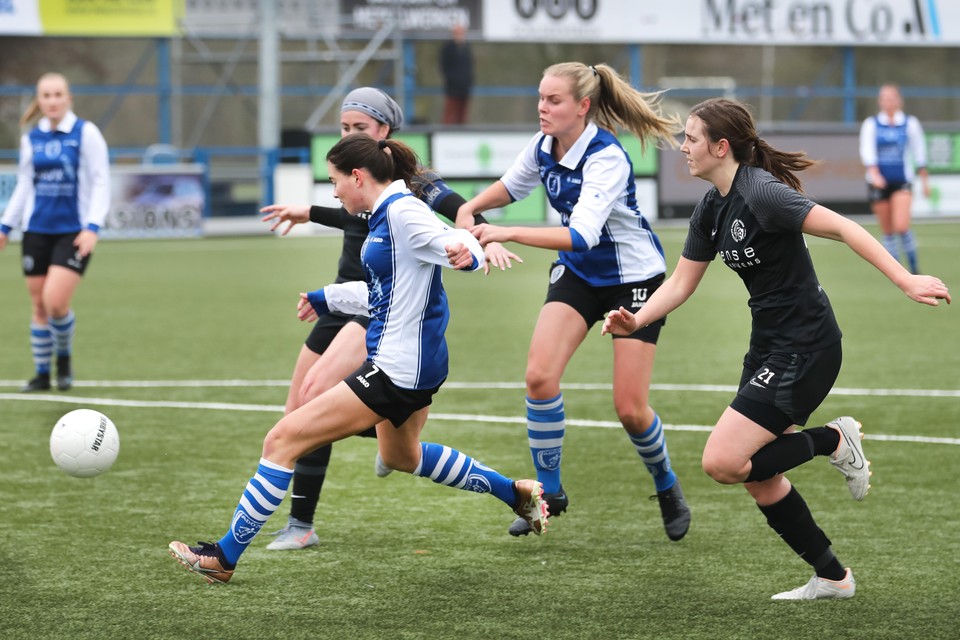 Rosa Kruijver (7) brengt ADO’20 op 2-0.