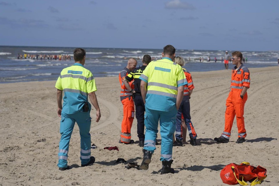Overleg tussen reddingseenheden tijdens de vermissing van Marcin Kolczyński op het strand van Julianadorp.
