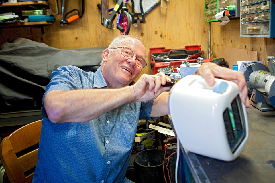 Normaal repareert Rob van der Rol huishoudelijke apparaten bij het Repair Café