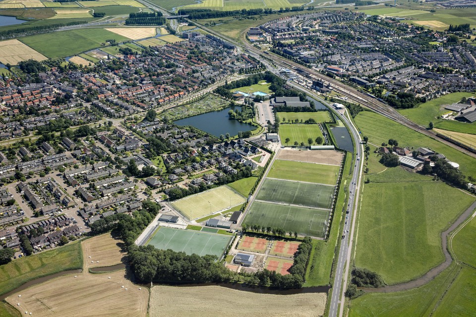 Wijk De Koog met het sportpark ernaast, langs de Provincialeweg.