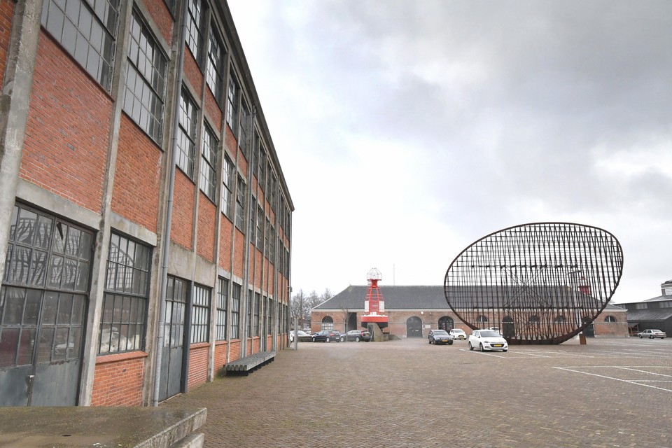 Burgemeester en wethouders van Den Helder willen het stadhuis vestigen in deze twee gebouwen op Willemsoord.