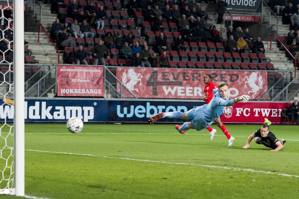 Marco Bizot van AZ kijkt naar de inzet van Queensy Many van FC Twente.