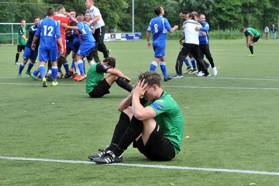 
De SVW’27-spelers Bram van Wetering (voorgrond) en Sander Willemse verwerken hun teleurstelling terwijl United feest viert.
