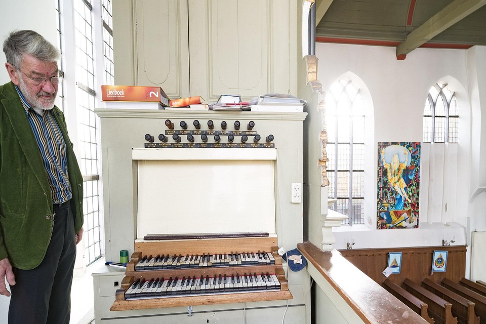 Sybren Rozendal, voorzitter van de Lutherse Kerk Alkmaar, bekijkt de schade aan het eeuwenoude orgel.