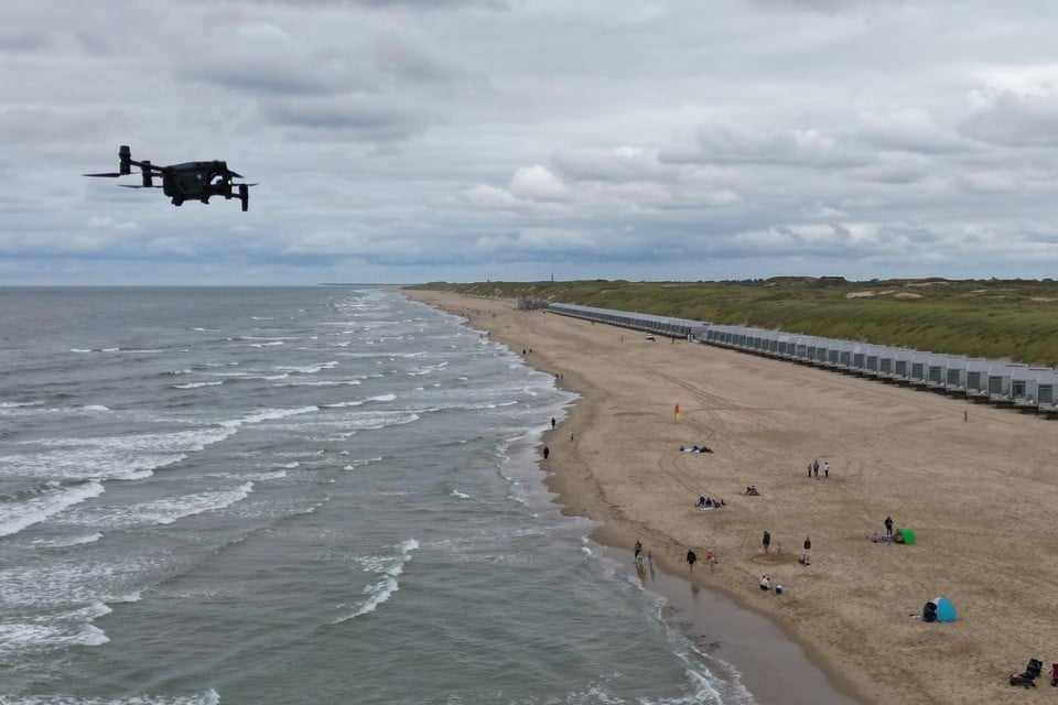 Een drone overziet de strandveiligheid aan de kust bij Julianadorp.