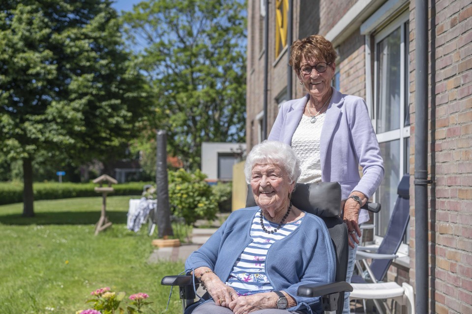 De 102-jarige met haar dochter Sita.