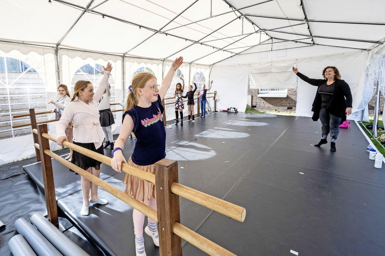 Trek je dansschoenen aan, want ballet breakdance zijn mogelijk dankzij een speciale vloer in een tent | Noordhollandsdagblad