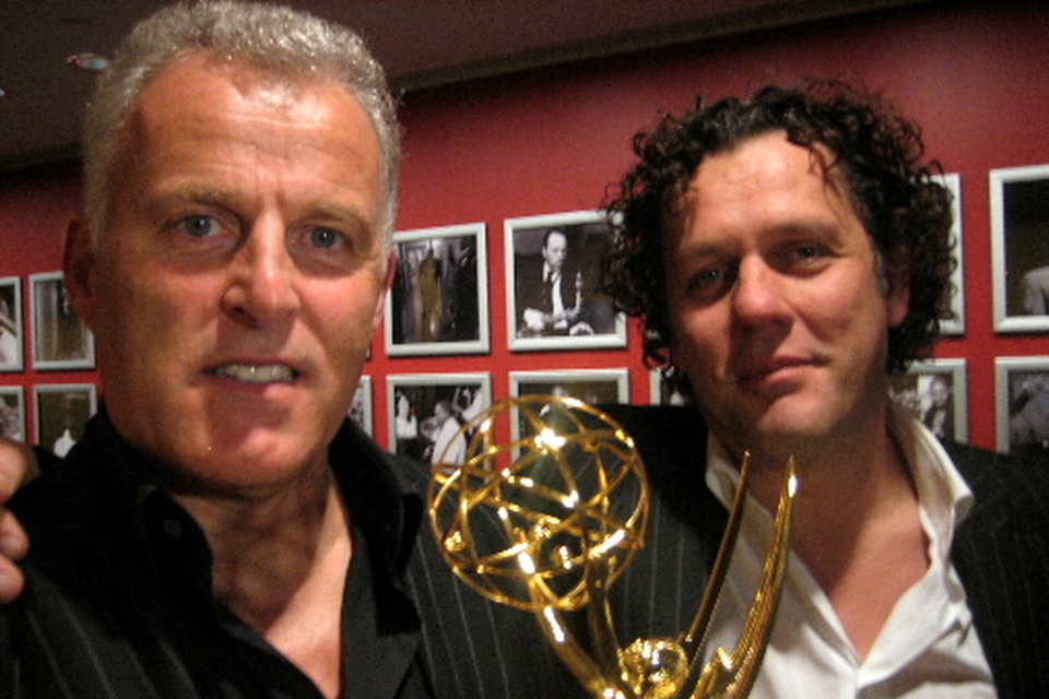 Kees van der Spek en Peter R. de Vries in 2008 met de Emmy Award voor hun uitzending over de verdwijning van Natalee Holloway op Aruba.