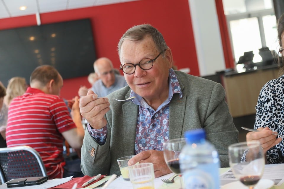 Frank Eggerding proeft de mosterdsoep met bloemkoolcrème in het Dijklander ziekenhuis