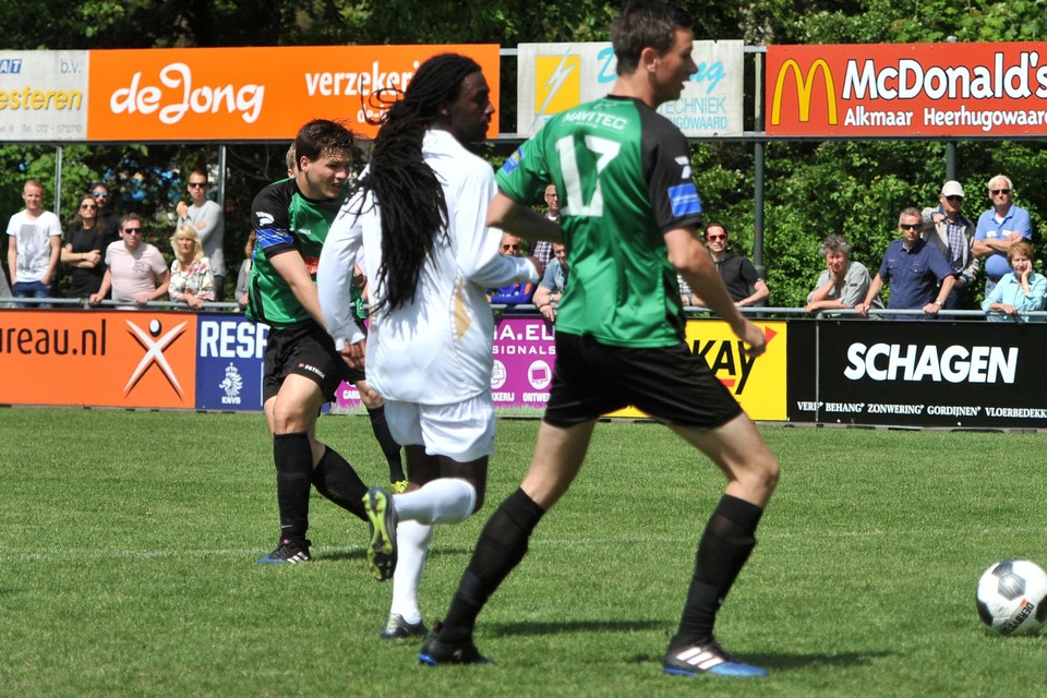De Blokkers-speler Revelinho Creebsbrug (midden) En SWV’27-speler Remco Veul (17) zien hoe Jeroen Korver de 2-0 scoort voor SVW’27.