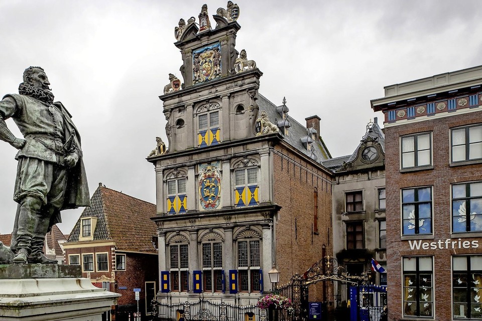 Het omstreden standbeeld van Jan Pieterszoon Coen op de Roode Steen in Hoorn.