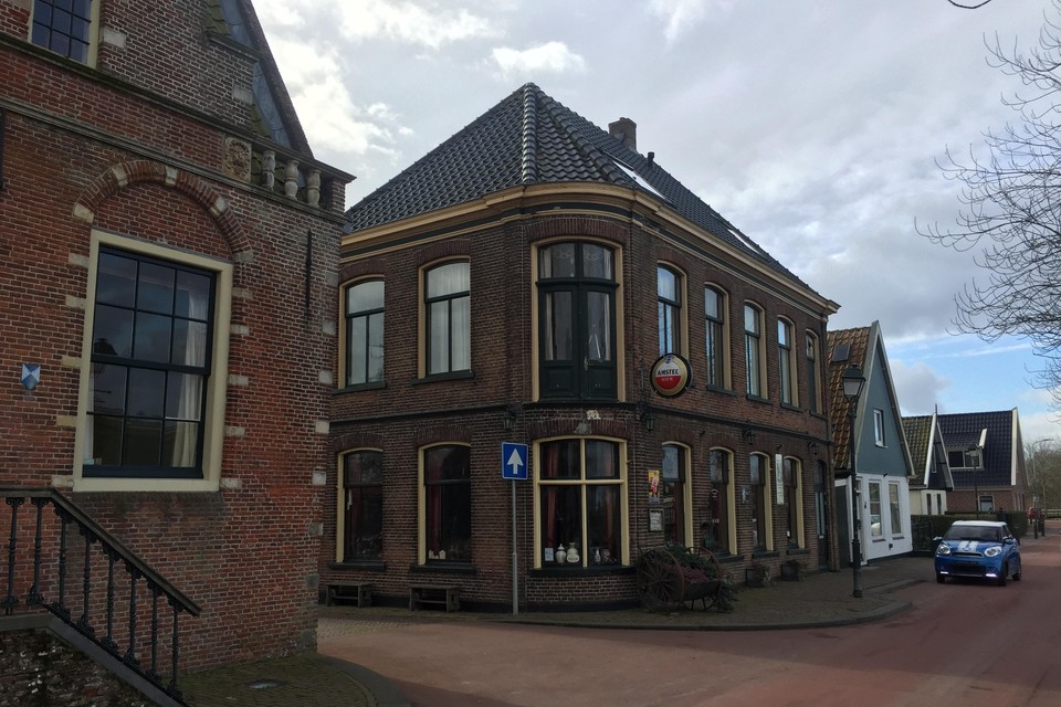 Het pand van voorheen café De Fortuin in Barsingerhorn staat nog niet op de gemeentelijke monumentenlijst.
