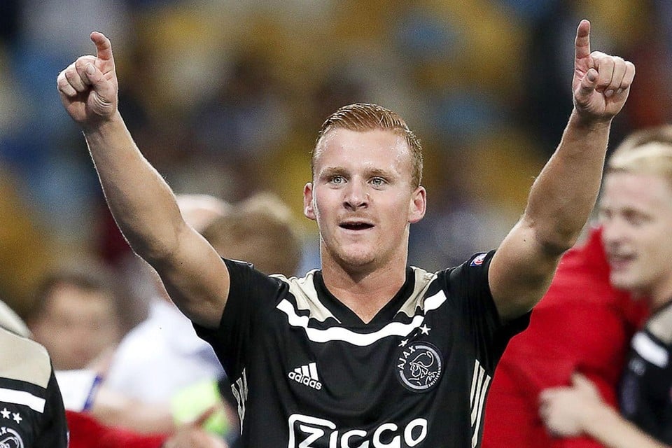 Dani de Wit, juichend nadat Ajax zich heeft geplaatst voor de groepsfase van de Champions League.