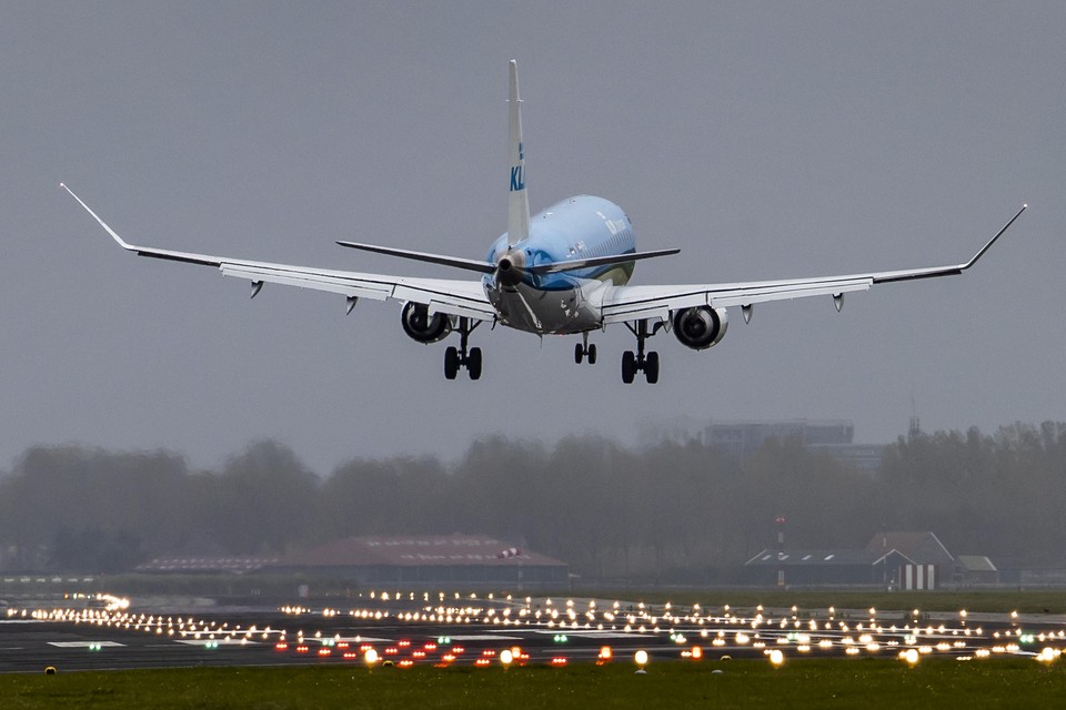 Een toestel van KLM landt op de Polderbaan.