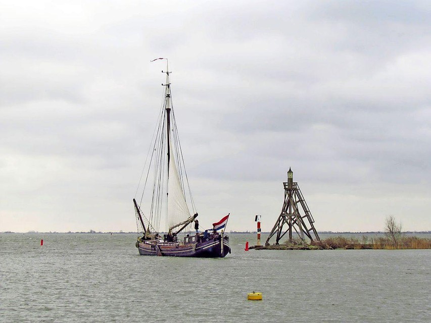 De Egberdina zeilt het havengat van Hoorn uit.